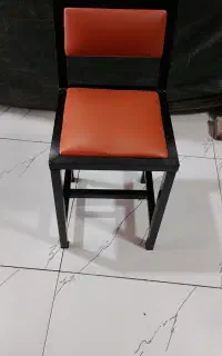 صندلی فلزی با روکش چرم نو