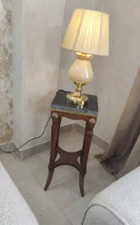 آباژور و میز اباژور