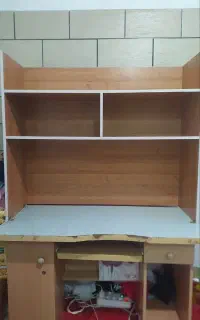 میز کامپیوتر وجای کتابی نصب شده روی ان