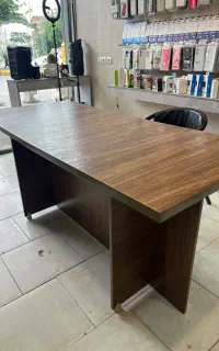 فروش یک میز اداری کنفرانس نو