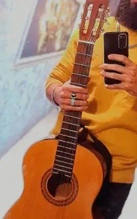 آموزش گیتار و خوانندگی