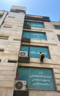 کاردرارتفاع شستشوپیچرولپلاک نما شیشه رنگآمیزی