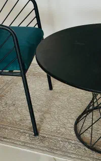 دو صندلی همراه میز