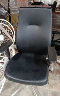 صندلی چرخدار ومیز اداری