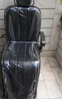 صندلی اصلاح در حد نو رنگ بنفش تیره
