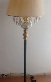 آباژور ایستاده