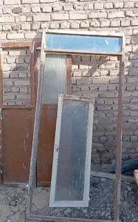 درب آهنی و چوپی و پنجره