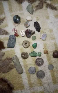 یه مقدارسنگ قدیمی باارزش وسکه های قدیمی