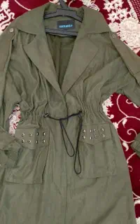 تعدادی بارانی و کت نو