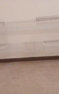 آبکشان پشت پنجره ای سالم و تمیز