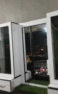 سه عدد کمد شیشه ای همراه با دو عدد ایینه اراشگاهی