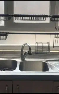 آبچکان جلو پنجرای رو سینکی