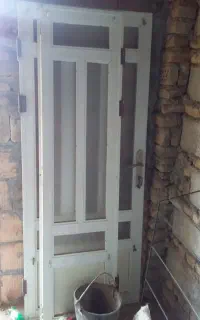 درب المنیومی سفیدخوش رنگ ۱۲۰عرض طول۲متر