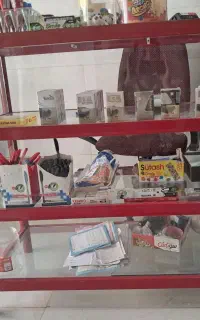 ویترین شیشه ای و چوبی تیغه دار