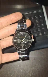 ساعت طرح سه موتوره