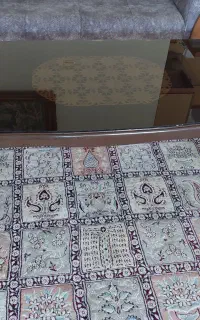 میز چوبی جلو مبل.
