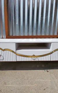 میز تلویزیون سفید طلایی در حد نو