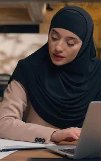 دانشجو یا فارغ‌التحصیل اقتصاد و مدیریت مالی
