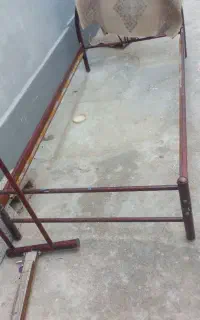 دوعدد تخت یک نفره فلزی با کفی زیر