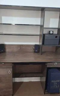 میز کامپیوتر و کتابخانه