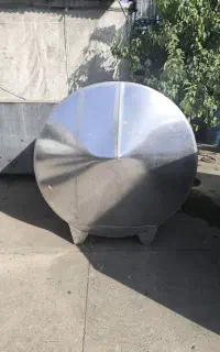 تعدادی تانکر آب کارکرده لیتراژ بزرگ کوچک  منبع