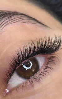 اکستنشن مژه با ظاهری طبیعی و ماندگاری بالا