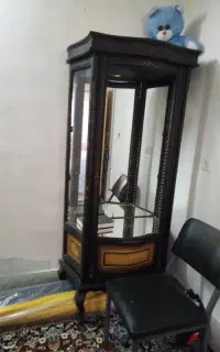 بوفه تمیز چوب و ساعت سالم