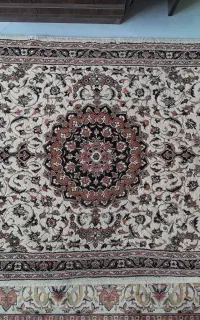 ۲ پادری و ۲ قالیچه به قیمت تقریبا رایگان