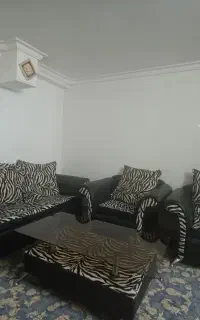 مبل ۵ نفره همراه با میز