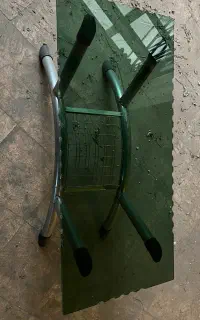 میز جلو مبلی اداری شیشه ای در حد نو