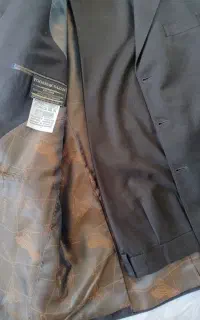 کت و شلوار مردونه قهوه ای تیره یکبار پوشیده شده