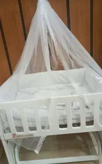 تخت کنار مادر وگهواره