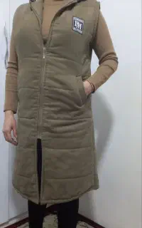 بارونی زغالی رنگ ، پافر خاکی رنگ و مانتو