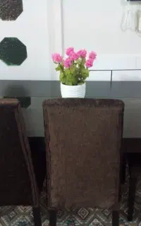 میز نهار خوری شش نفره همراه با چهار صندلی مربوطه