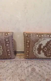 دو عدد پشتی دیواری سالم و در حد نو