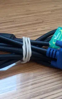 یک عدد کابل Vga و کابل برق ۳ پین