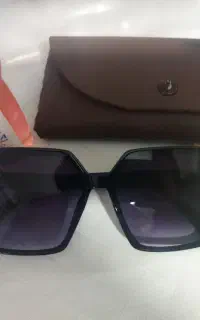 یک عدد عینک برند اصل ایتالیا به فروش میرسدBurBerry