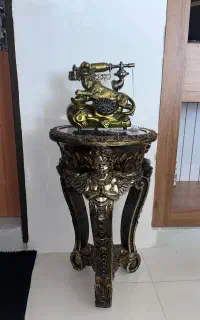 تلفن و میز