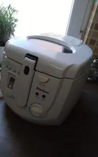 مقداری ظروف پخت و پز و اشپزخانه