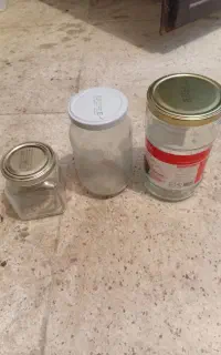 تعدادی شیشه مربا