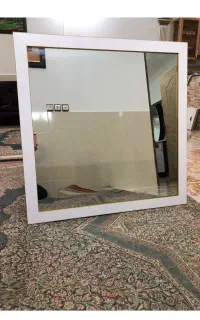 چند عدد آینه و صندلی و تخت اپیلاسیون