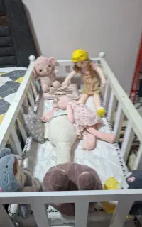 یک تخت بچه  همراه تشک