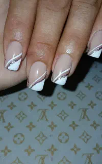 آموزش و ارائه خدمات کاشت ناخن