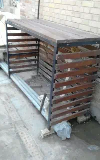 میز چوبی مغازه