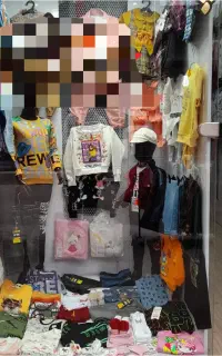 ویترین پوشاک بچگانه