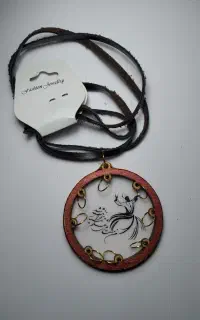گردنبند هنری چوبی و کلاه چرمی