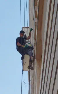 عایق‌ آبندی پیچ‌رولپلاک رنگ  نما با طناب راپل