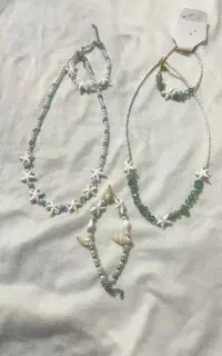 گردن بدن و دستبند اکسسوری