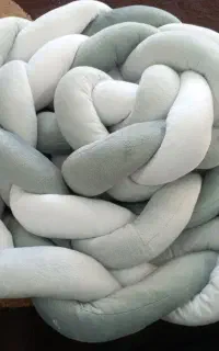 محافظ کنار تخت