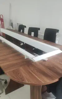 میز جلسه و هشت صندلی